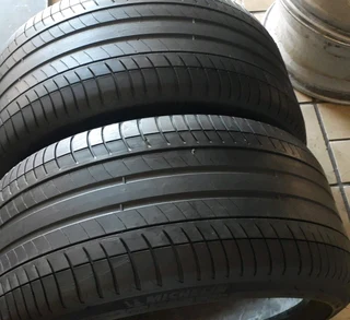 275/35/19×2 michelin for sale call/whatsApp 0631966190 for more information