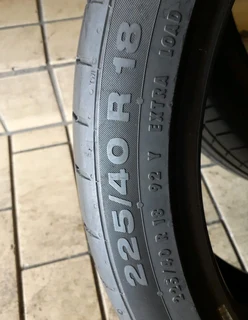 225/40/18×2 runflat for sale call/whatsApp 0631966190 we fit and balance ,we deliver also .
