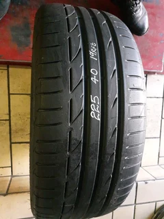 225/40/19 Runflat and many other sizes available call/whatsApp 0631966190 for more information.