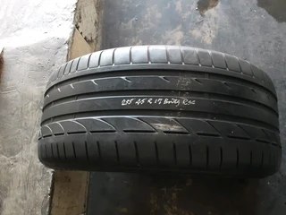255/45/17runflat bridgestone available at affirdable prices call/whatsApp 0631966190 for details.