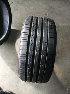 255/35/20 dunlop available at affordable prices calk/WhatsApp 0631966190 for more information.