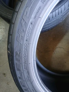 275/40/20 runflat bridgestone available at affordable prices call/WhatsApp 0631966190 for more detai