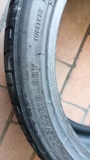 225/40/18 runflat bridgestone available at affordable prices call/WhatsApp 0631966190