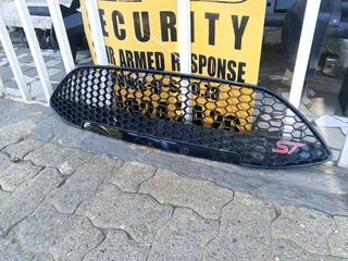 FORD FIESTA ST MAIN GRILL 2014 TO 2018 MODEL