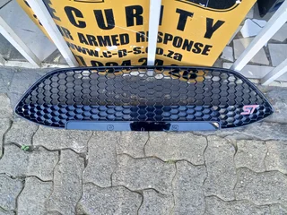FORD FIESTA ST MAIN GRILL 2014 TO 2018 MODEL