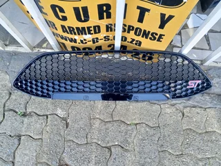 FORD FIESTA ST MAIN GRILL 2014 TO 2018 MODEL