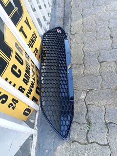 FORD FIESTA ST MAIN GRILL 2014 TO 2018 MODEL