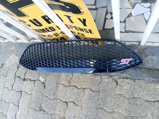 FORD FIESTA ST MAIN GRILL 2014 TO 2018 MODEL