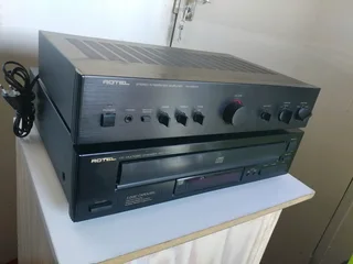 Rotel RA-930AX stereo integrated amplifier with Rotel multdisic changer
