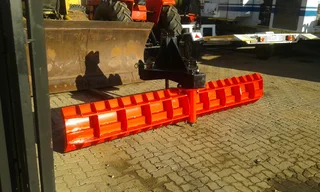 Graders/scrapers/mounted scrapers