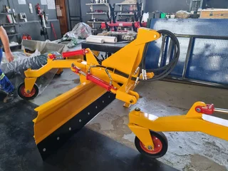 Hidroliese skrapers/Hidroliese tractor gedrewe pad skrapers/Graders/Hydraulic Graders