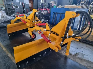 Hidroliese skrapers/Hidroliese tractor gedrewe pad skrapers/Graders/Hydraulic Graders