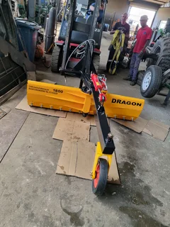 Hidroliese skrapers/Hidroliese tractor gedrewe pad skrapers/Graders/Hydraulic Graders