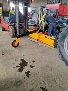 Hidroliese skrapers/Hidroliese tractor gedrewe pad skrapers/Graders/Hydraulic Graders