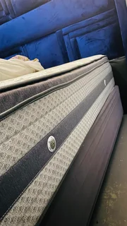 Sealy bamboo queen bed and headboard R 5000