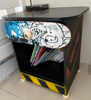 Chest of drawers and matching bedside pedestal.Skateboard style