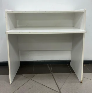 Wooden Desk- Ref Stock No 4262 Now Selling For Only R400.00 whatsapp No: 072 179 4070