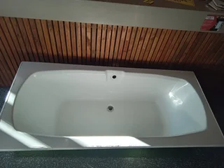 White bathtub Ref Stock No 3254 Price Only R 750.00 Whatsapp No: 079 011 7918
