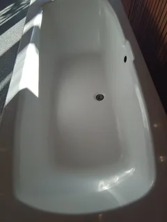 White bathtub Ref Stock No 3254 Price Only R 750.00 Whatsapp No: 079 011 7918