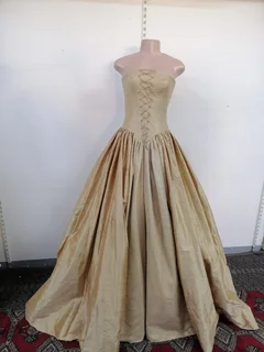 Ball Gown Size 30-32 - REF STOCK NO 1944 Now selling for only R1250.00 Whatsapp NO: 079 011 1136