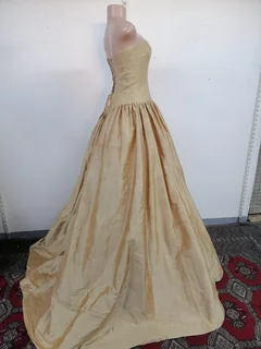 Ball Gown Size 30-32 - REF STOCK NO 1944 Now selling for only R1250.00 Whatsapp NO: 079 011 1136