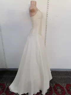 Evening/wedding dress Size small -medium - REF STOCK NO 1945 Now selling for only R1250.00 Whatsapp