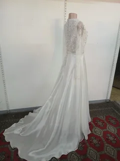 Wedding Dress size 30/32 - REF STOCK NO 1945 Now selling for only R1250.00 Whatsapp NO: 079 011 1136