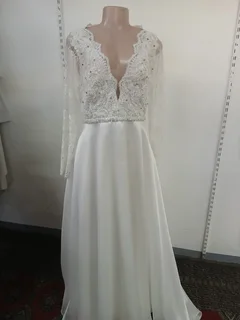 Wedding Dress size 30/32 - REF STOCK NO 1945 Now selling for only R1250.00 Whatsapp NO: 079 011 1136