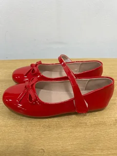 Red pump shoes ,size UK 2.5 - REF STOCK NO 4443 Now selling for only R120.00 Whatsapp No: 072 179 40