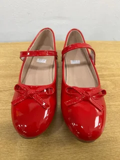 Red Pump Shoes ,size Uk 2.5 - Ref Stock No 4443 Now Selling For Only R120.00 Whatsapp No: 072 179 40