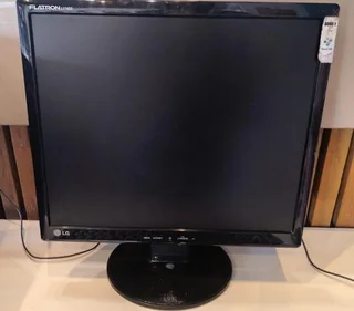 LG Proline Desktop Ref  No 3400 Price R 1250.00 Whatsapp No: 079 011 7918 4gig Ram Windows 10pro