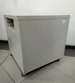 Metal cabinet - REF STOCK NO 4174 Now selling for only R150.00 Whatsapp No: 072 179 4070