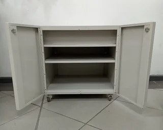 Metal cabinet - REF STOCK NO 4174 Now selling for only R150.00 Whatsapp No: 072 179 4070