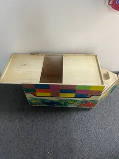 Kids Storage box - REF STOCK NO 4466 Now selling for only R 200.00 Whatsapp No: 072 179 4070