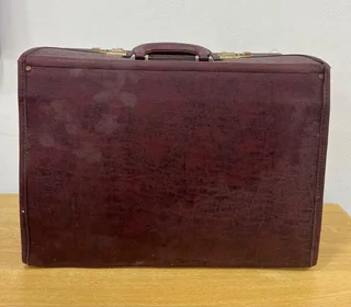 Suitcase - Ref Stock No 4486 Now Selling For Only R75.00 Whatsapp No: 072 179 4070