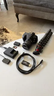 Canon EOS 250D Creator Bundle - Camera + Tripod + Capture Card