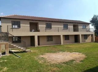 Bachelor Room to Rent in Dawnpark R2800 with en-suite shower and toilet, kitchenette with sink.