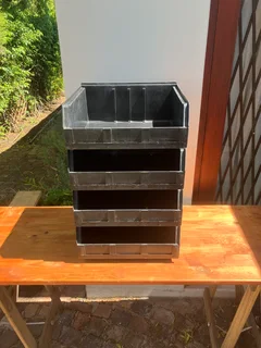 4x Eezeestor plastic stacking bins