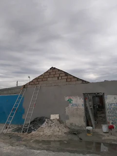 Skilled builder, plaster, skimmer and tiler