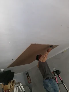 Skilled builder, plaster, skimmer and tiler