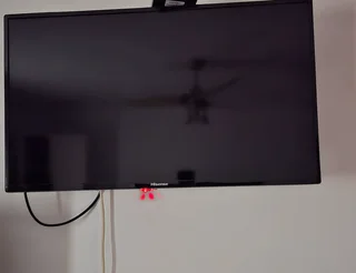 32 inch hisense LED tv with tv bracket