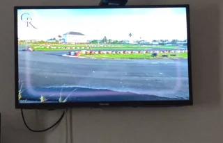 32 inch hisense LED tv with tv bracket