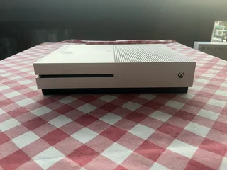 Xbox One S 1TB &#43; 1 Controller &#43; 4 Games – R3 700 (Negotiable)
