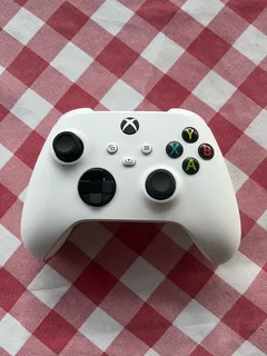 Xbox One S 1TB &#43; 1 Controller &#43; 4 Games – R3 700 (Negotiable)