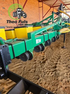 2020 Elko Stack-Fold Planter