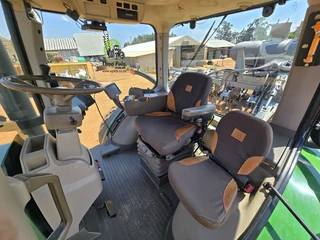 2013 John Deere 8260R