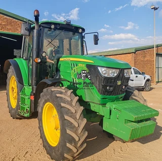 2016 John Deere 6105M