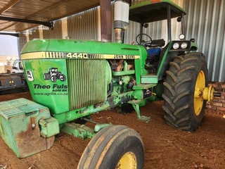 John Deere 4440