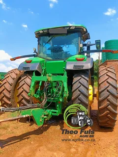 2022 John Deere 8R 230