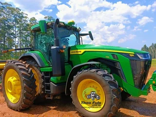 2022 John Deere 8R 230